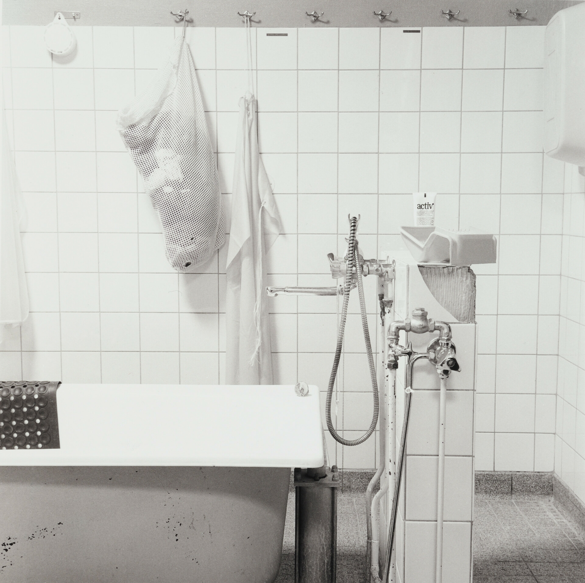 Flislagt baderom med et badekar og en antisklimatte.