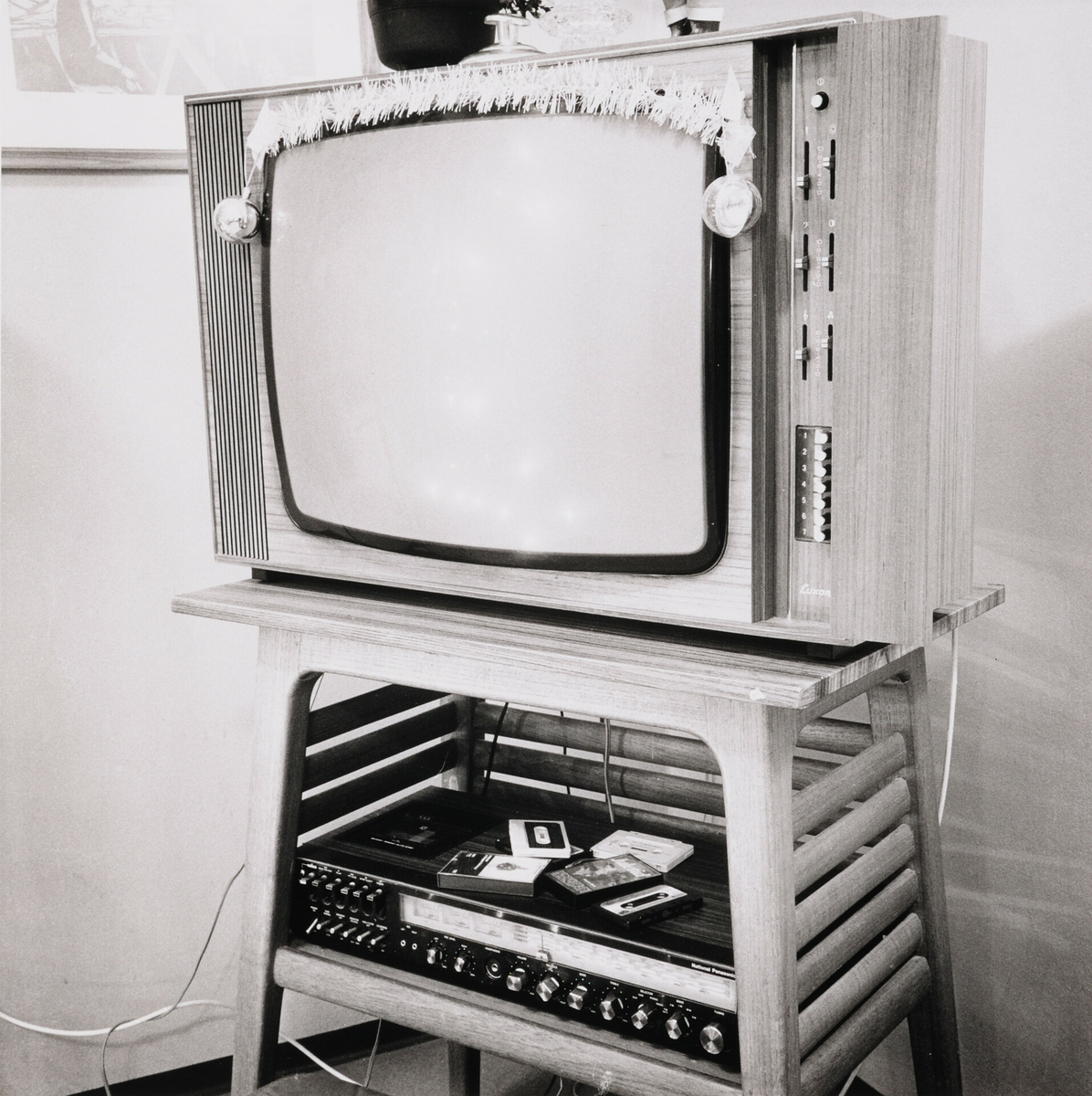 Julepyntet TV fra produsenten Luxor, Panasonic-kassettspiller og kassetter, bl.a. en med tittelen "Juletid".