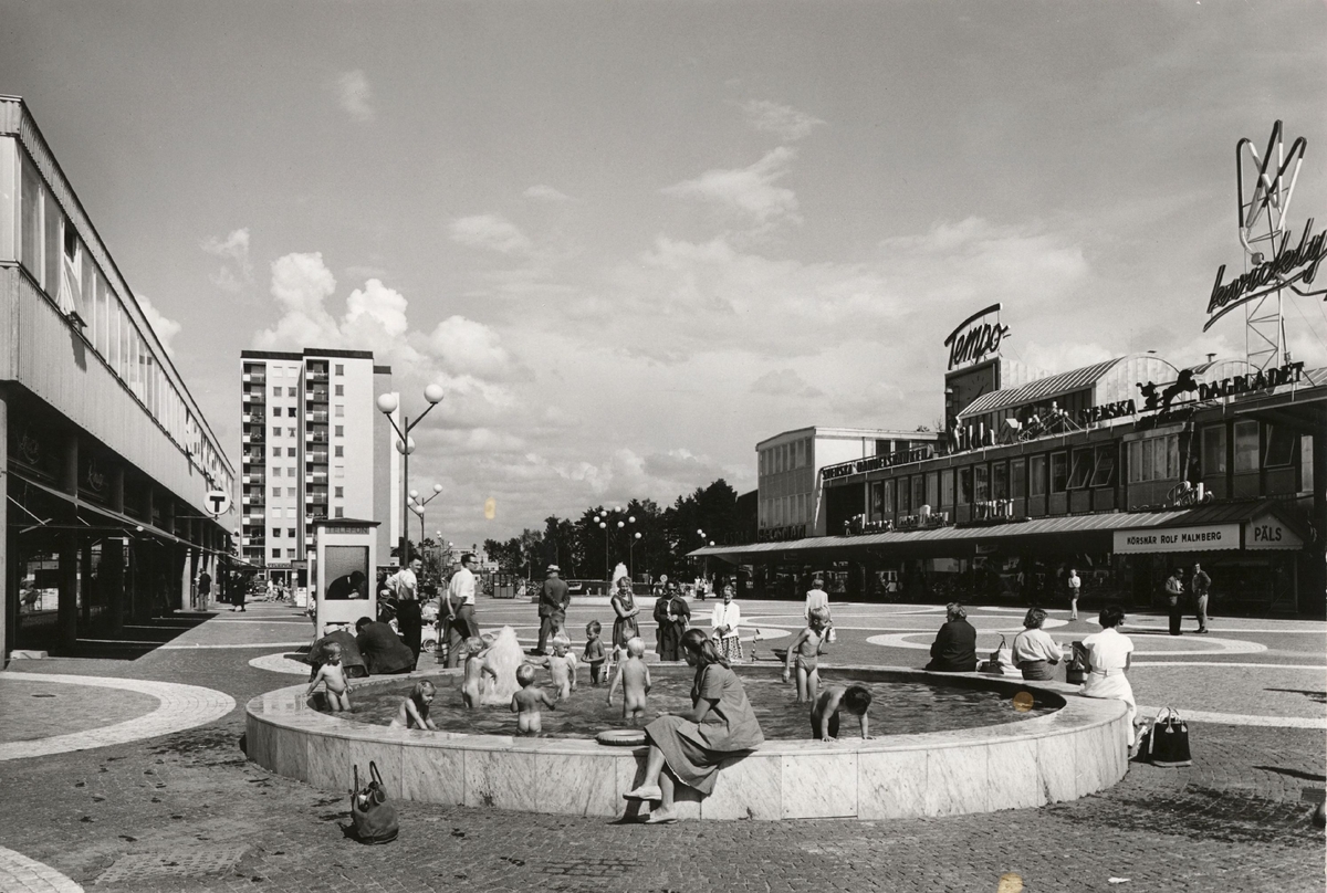 Vällingby centrum
Exteriör. Plaskdamm. Barn. Höghus i bakgrunden