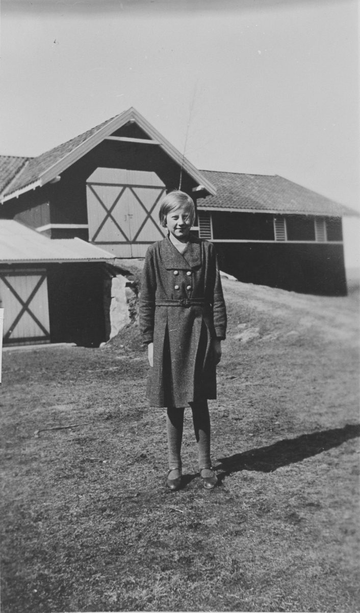 Mathilde Skatvedt (f. Velstad) på tunet på Langerud, 1932.