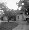 Bostadshus på adress Kungsvägen 42 i Mjölby. Här dokumenterat av Östergötlands museum 1953.