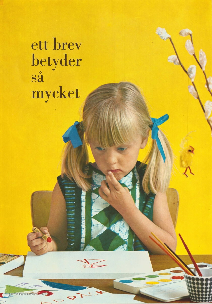 Fotografi av en flicka med påskpyssel i form av kritor och målarfärg.