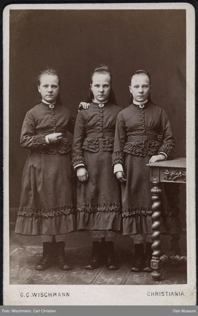 trippelportrett, jenter, søstre, trillinger, stående helfigur