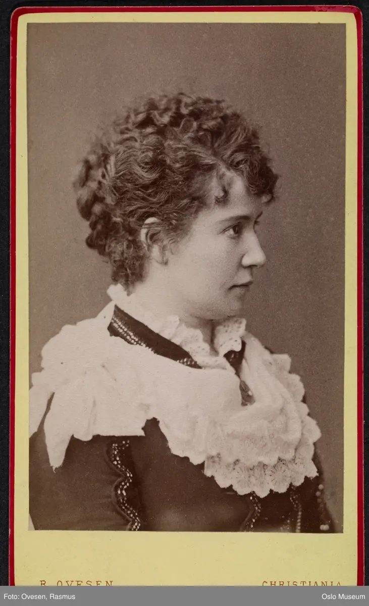 portrett, kvinne, skuespillerinne, rollebilde, Nora i "Et dukkehjem" på Christiania Theater, brystbilde, kostyme