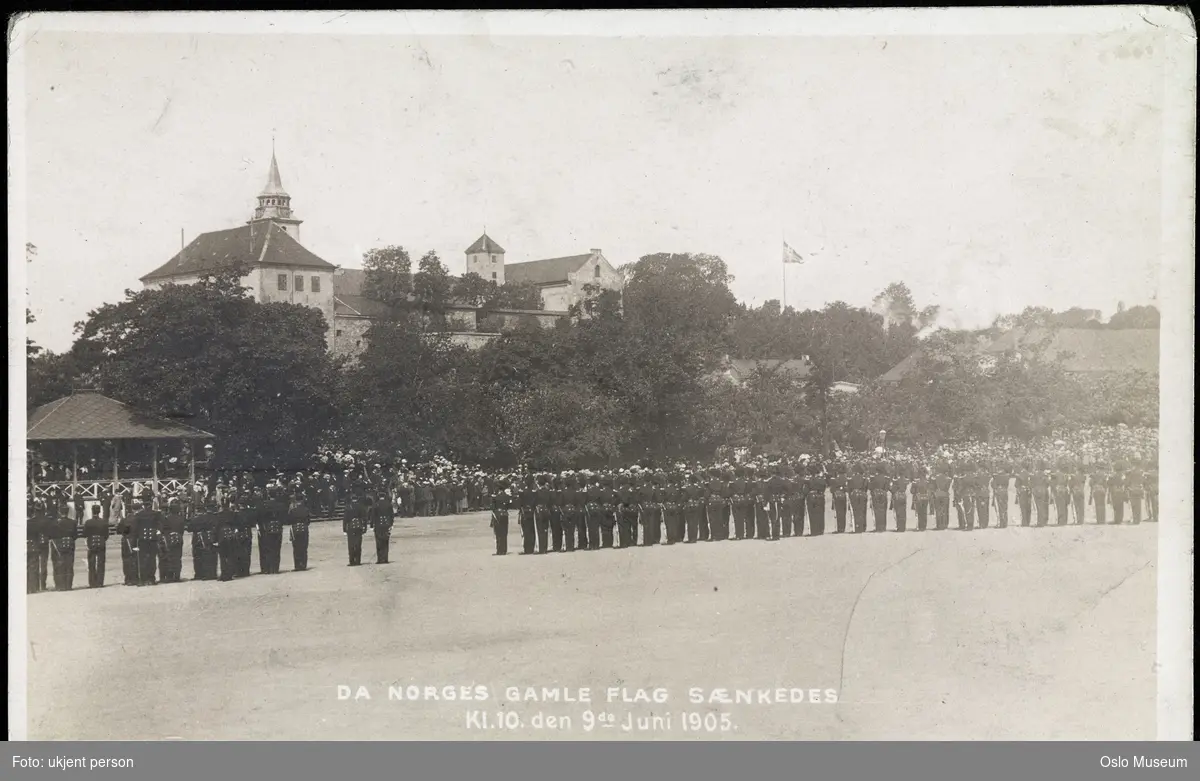 Festningsplassen, gardister, oppstilling, publikum, Akershus festning, firing av flagg