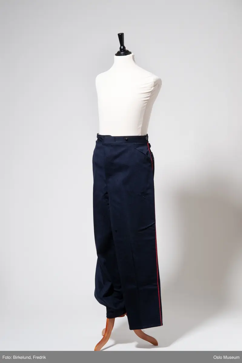 Blå-sort uniformsbukse med røde kanter, brukt som kostyme ved Det Norske Teatret.