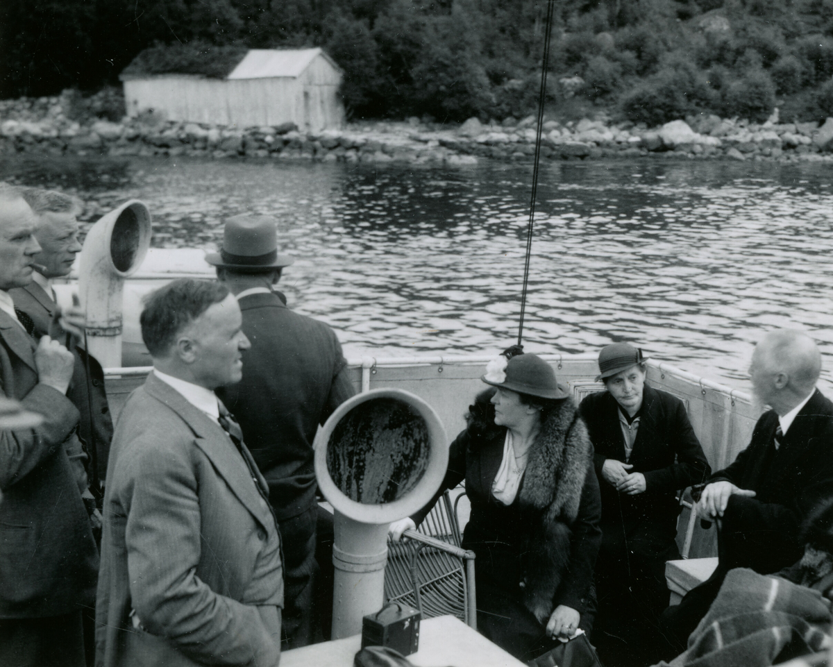 Ombord på "Eira" på reise frå Vartdal til Ålesund 18. august 1937.  Bilda er tatt under Kornrådets reise i fylket.