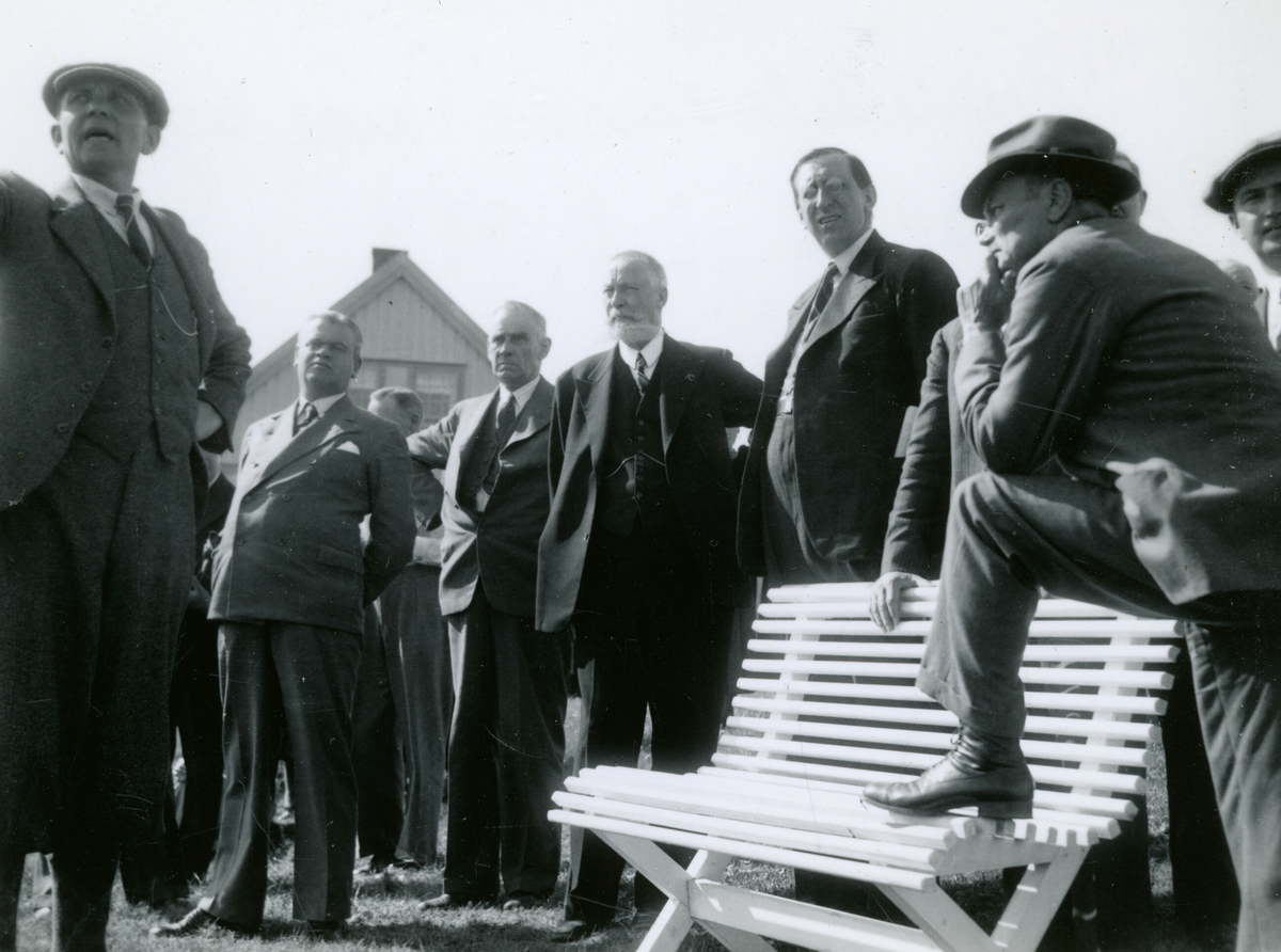 Orientering om bureising omkring Buåsen i Øre.  Bildet tatt under Kornrådets reise i Møre og Romsdal 21. august 1937.