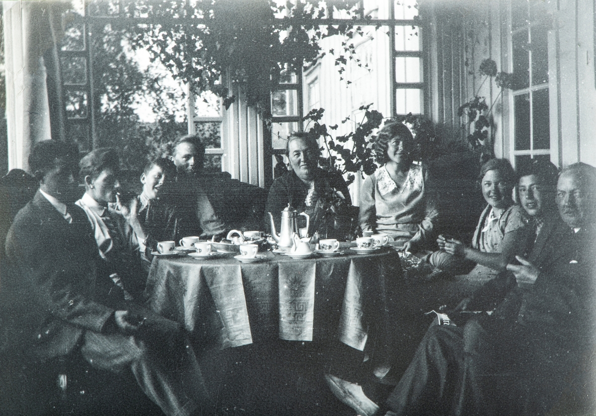 Kaffe selskap i hagestuen på Ottestad Nordre. fra venstre: ukjent, ukjent, ukjent, Gustav Gjestvang (1906-1985) Ella Gjestvang (1881-1949) født Eli Cecilie Såstad, ukjent, Eli Melbye (1911-2009) født Gjestvang, Lars Gjestvang(1915-1988) Gulbrand Gjestvang (1874-1965).