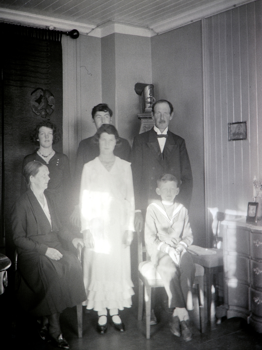 Konfirmasjon for Anne Marie Gjestvang (1917-2002). Sittende tv Marie Gjestvang, født Østberg, bak tv Else Taroline Weltzin(1919-2008), Lars Gjestvang (1915-1988), Arne Peter Gjestvang (1880-1935). Foran th Knut Gjestvang (1922-2001)  ca i 1930.