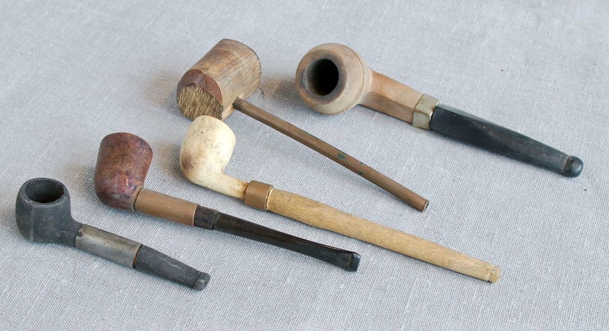 Fem piper i ulike former og størrelser.