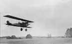 Flygplan Albatros kommer in för landning vid Flygkompaniet på Malmen, omkring 1920.