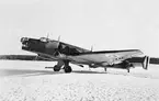 Flygvapnets första levererade flygplan B 3, Junkers Ju 86K-1 står på ett fält, vintertid omkring 1936-1937.