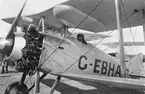 Brittiskt flygplan Gloster G.12A Grebe, G-EBHA på Internationella luftfartsutställningn i Göteborg, ILUG, 1923. Flygförare i planet.