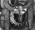 Nitning av avgassamlare till niocylindrig stjärnmotor på Centrala flygverkstaden Malmslätt, 1930-tal. Två män i arbete.