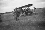 Militärer samlade framför prototyp av flygplan Phönix från Nordiska Phönix, på Flygkompaniet på Malmen, 1923.