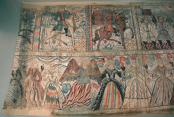 Uppfäst på textil i kanterna. Skuren både till höger och vänster. Bilder i två rader. Text: bara text i mitten kvar: "...warken dagh (?) heller (?) stund (?) när meniskones son är kommandes. Matth. 25. Anno 1734. PES. KID (?)". Det vill säga bröllopsgåva. Motiv överst: De tre vise männen, men en av ryttarna bortskuren. Till höger: De vise männen kommer ridande och uppvaktar Jesus, Maria och Josef. Längst till höger ängel och sovande man. Nederst: Jungfrurna. Två fåvitska jungfrur bortskurna. Ängel i mitten. Jesus till höger om de visa jungfrurna.