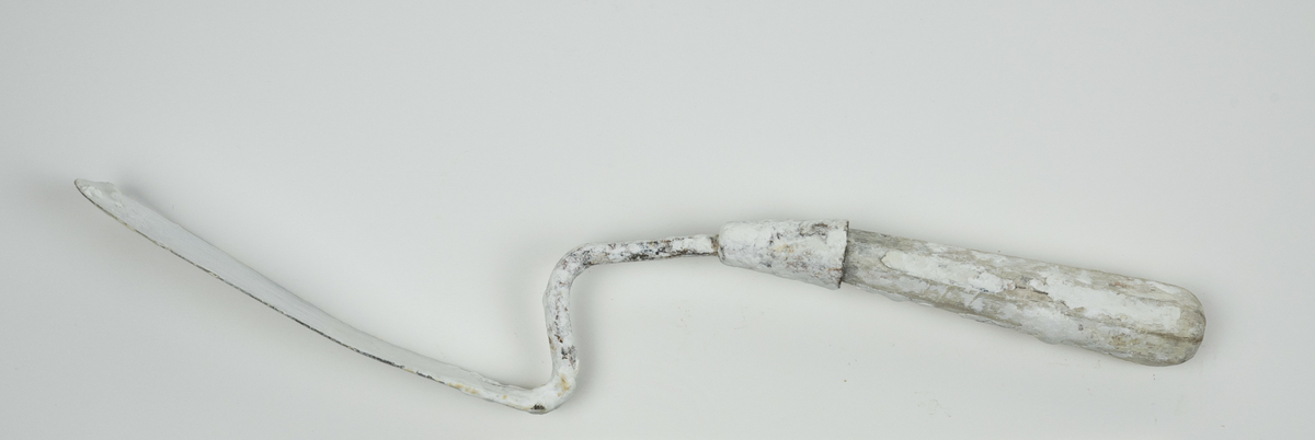 Spatel brukt av Nils Aas til modellering. Den består av et stykke metall formet til en flat, oval form i enden av et trehåndtak. Hele verktøyet er fullt av rester etter gips.