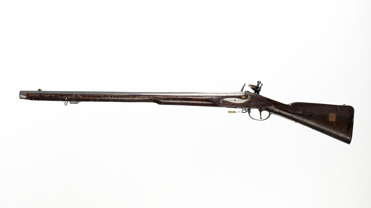 Musköt, 1725 års modell. Flintlås, slätborrad, utan bajonett. Märkt: "I.F. 93". Kolven av trä, pipa och mekanism av stål. Beslagen av metall. Pipan troligen en avkortad m/1725 (se Nr 1853).
Pipanslängd 800 mm.