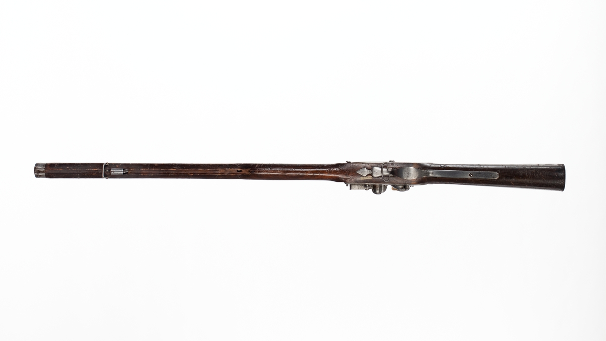 Musköt, 1725 års modell. Flintlås, slätborrad, utan bajonett. Märkt: "I.F. 93". Kolven av trä, pipa och mekanism av stål. Beslagen av metall. Pipan troligen en avkortad m/1725 (se Nr 1853).
Pipanslängd 800 mm.