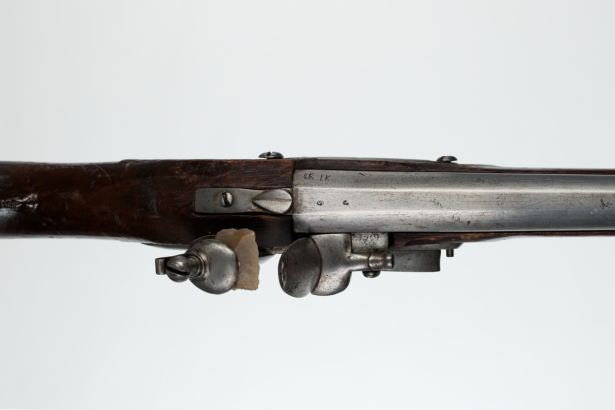 Musköt, 1725 års modell. Flintlås, slätborrad, utan bajonett. Märkt: "I.F. 93". Kolven av trä, pipa och mekanism av stål. Beslagen av metall. Pipan troligen en avkortad m/1725 (se Nr 1853).
Pipanslängd 800 mm.