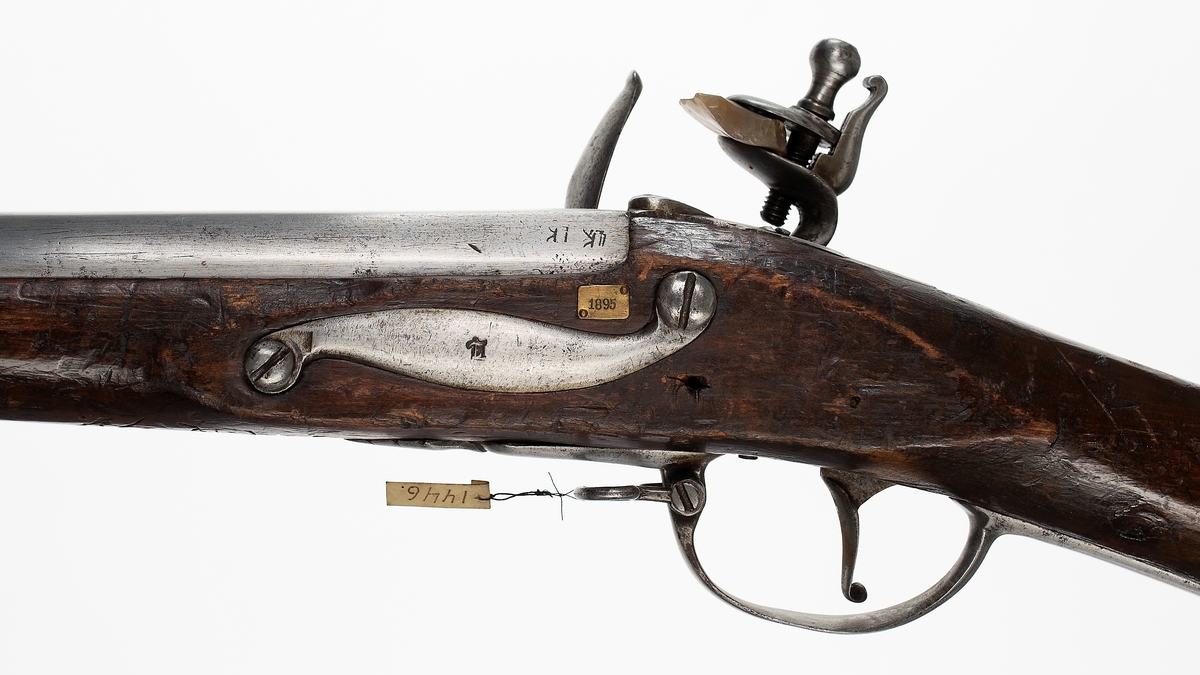 Musköt, 1725 års modell. Flintlås, slätborrad, utan bajonett. Märkt: "I.F. 93". Kolven av trä, pipa och mekanism av stål. Beslagen av metall. Pipan troligen en avkortad m/1725 (se Nr 1853).
Pipanslängd 800 mm.