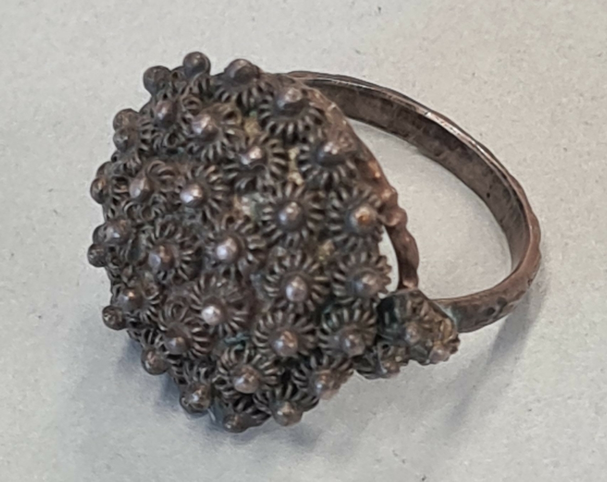 Ring med dekor.