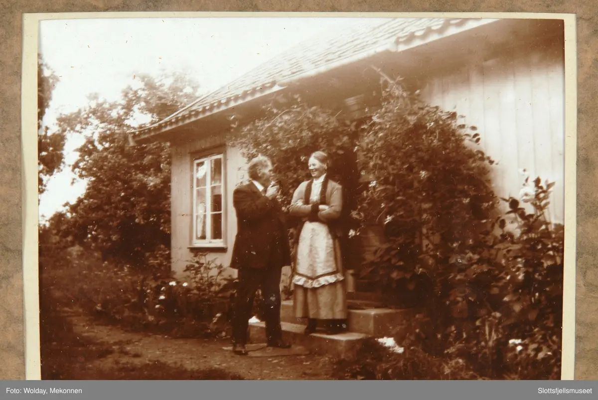 Kunstmaleren Sven Jørgensen og hans kone Mathilde utenfor sitt hjem i Slagen.