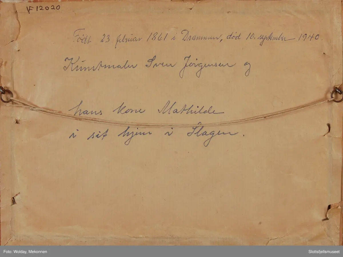 Kunstmaleren Sven Jørgensen og hans kone Mathilde utenfor sitt hjem i Slagen.