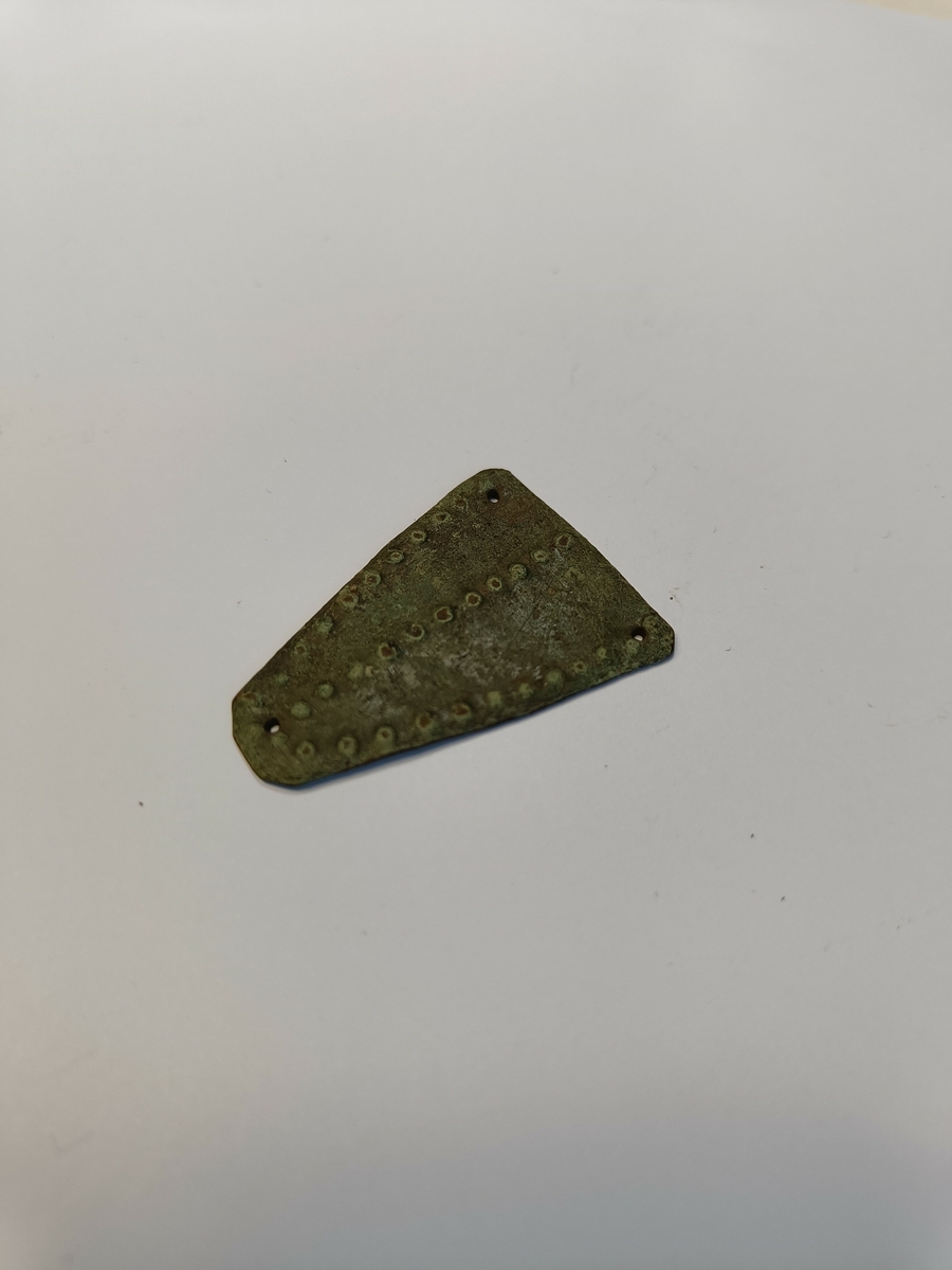 Tre linjer med punslede punkter, to langs hver av de lange sidene samt en vertikalt langs midten. Hhv. 11, 12 og 13 punkter i hver linje. 36 til sammen.