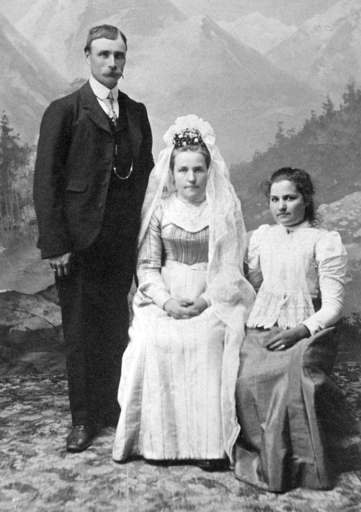 Brudepar. Brudepar med en brudepike.Ottar H.Øksendal og Anna Davidson. Lydia Davidson,søster til Anna er også med.
Ottar f. 1869
Anna f. 1873
Lydia f. 1884