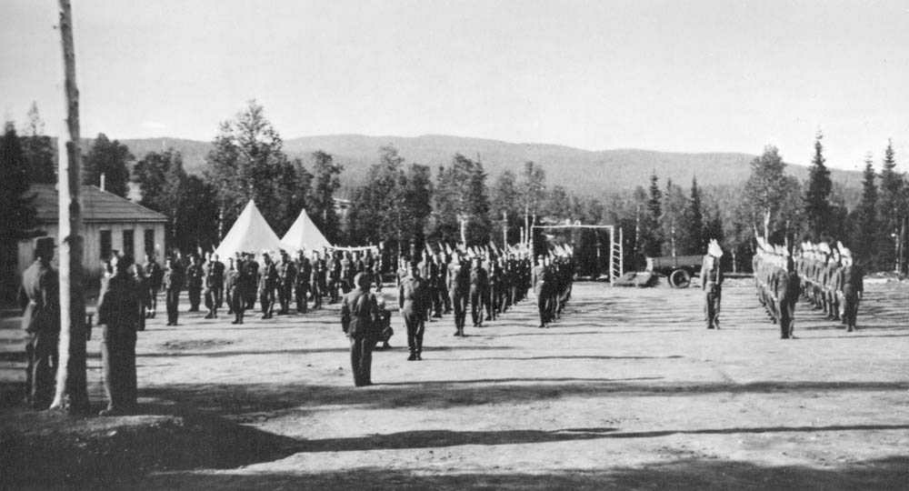 Oppstilling.flaggheising.giv akt "på skulder spade" sommeren 1942