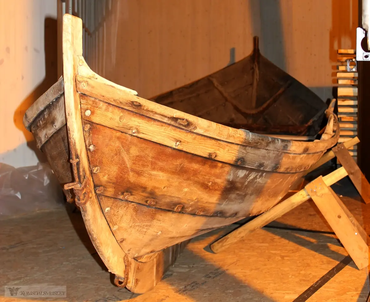 A: Båt
B-C: Åre, par
D-E: Åre, par
F-G: Åre, par
H: Åre
I: Rorkult
J: Ror
K-N: Tilje, 4 stk. 1 plikt eller plett (dialekt) i baug, 3 tiljer. M og N er i deler /fragmenter
O-Q: Tofte, 3 stk. 2 rette tofter og 1 U-formet benketofte i akter, kalt en sess (dialekt)