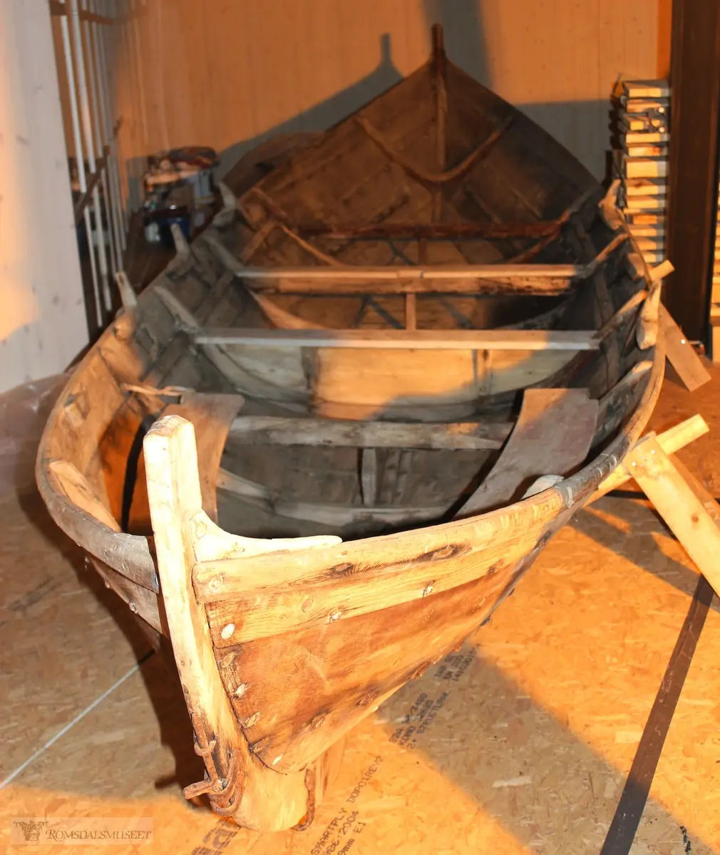 A: Båt
B-C: Åre, par
D-E: Åre, par
F-G: Åre, par
H: Åre
I: Rorkult
J: Ror
K-N: Tilje, 4 stk. 1 plikt eller plett (dialekt) i baug, 3 tiljer. M og N er i deler /fragmenter
O-Q: Tofte, 3 stk. 2 rette tofter og 1 U-formet benketofte i akter, kalt en sess (dialekt)