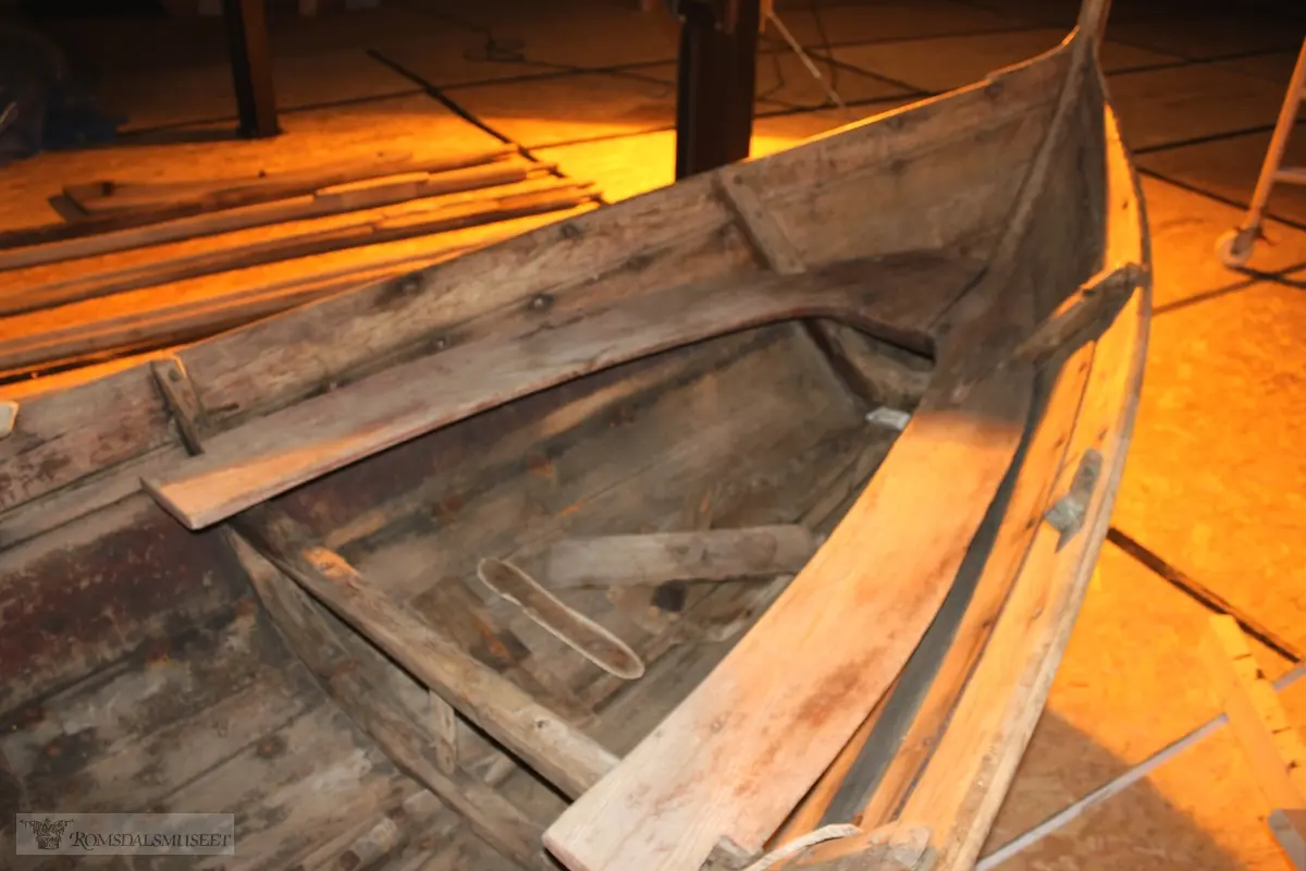 A: Båt
B-C: Åre, par
D-E: Åre, par
F-G: Åre, par
H: Åre
I: Rorkult
J: Ror
K-N: Tilje, 4 stk. 1 plikt eller plett (dialekt) i baug, 3 tiljer. M og N er i deler /fragmenter
O-Q: Tofte, 3 stk. 2 rette tofter og 1 U-formet benketofte i akter, kalt en sess (dialekt)