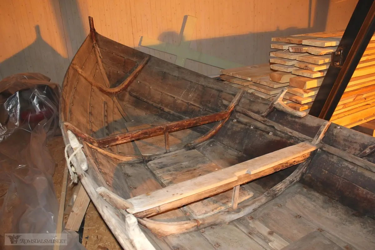 A: Båt
B-C: Åre, par
D-E: Åre, par
F-G: Åre, par
H: Åre
I: Rorkult
J: Ror
K-N: Tilje, 4 stk. 1 plikt eller plett (dialekt) i baug, 3 tiljer. M og N er i deler /fragmenter
O-Q: Tofte, 3 stk. 2 rette tofter og 1 U-formet benketofte i akter, kalt en sess (dialekt)