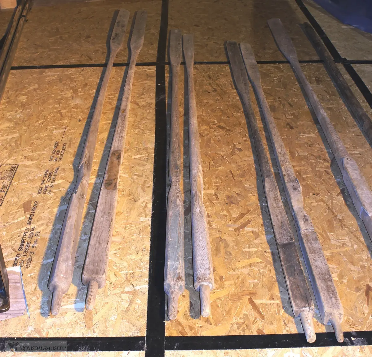 A: Båt
B-C: Åre, par
D-E: Åre, par
F-G: Åre, par
H: Åre
I: Rorkult
J: Ror
K-N: Tilje, 4 stk. 1 plikt eller plett (dialekt) i baug, 3 tiljer. M og N er i deler /fragmenter
O-Q: Tofte, 3 stk. 2 rette tofter og 1 U-formet benketofte i akter, kalt en sess (dialekt)