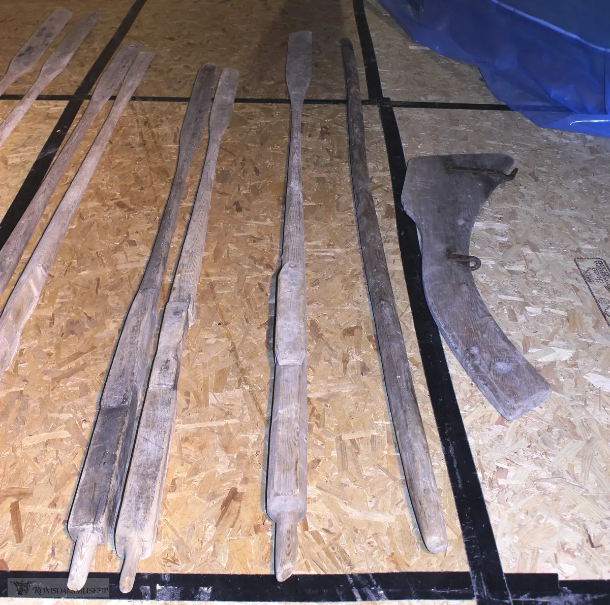 A: Båt
B-C: Åre, par
D-E: Åre, par
F-G: Åre, par
H: Åre
I: Rorkult
J: Ror
K-N: Tilje, 4 stk. 1 plikt eller plett (dialekt) i baug, 3 tiljer. M og N er i deler /fragmenter
O-Q: Tofte, 3 stk. 2 rette tofter og 1 U-formet benketofte i akter, kalt en sess (dialekt)