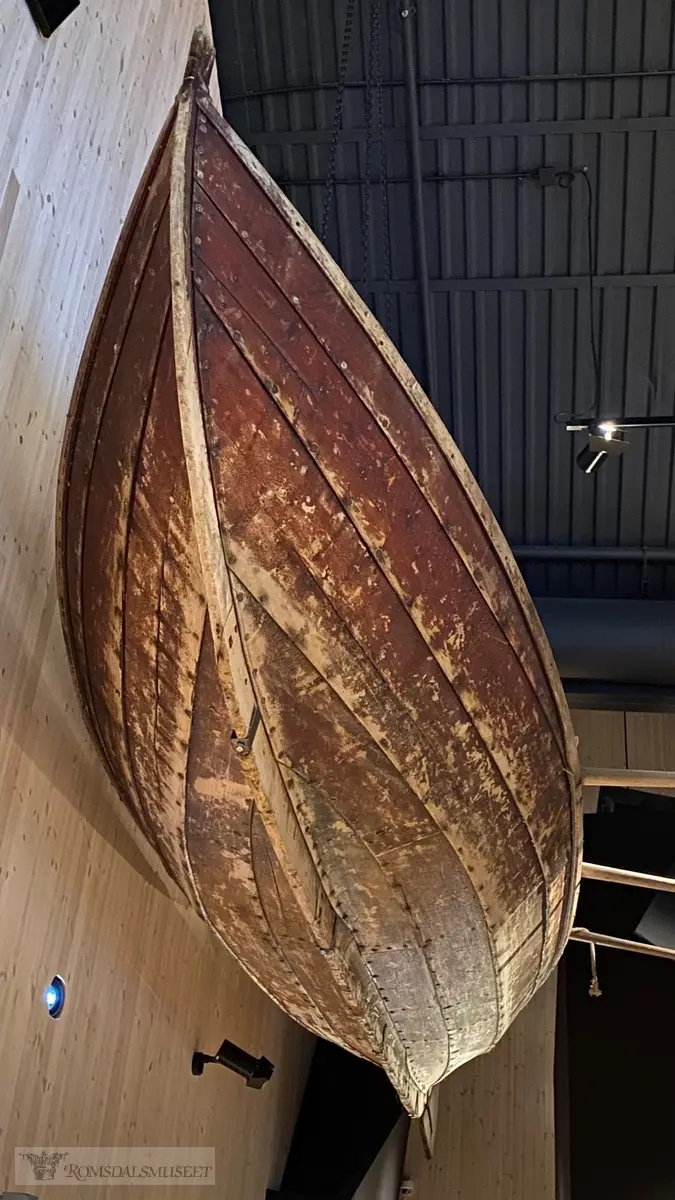 A: Båt
B-C: Åre, par
D-E: Åre, par
F-G: Åre, par
H: Åre
I: Rorkult
J: Ror
K-N: Tilje, 4 stk. 1 plikt eller plett (dialekt) i baug, 3 tiljer. M og N er i deler /fragmenter
O-Q: Tofte, 3 stk. 2 rette tofter og 1 U-formet benketofte i akter, kalt en sess (dialekt)