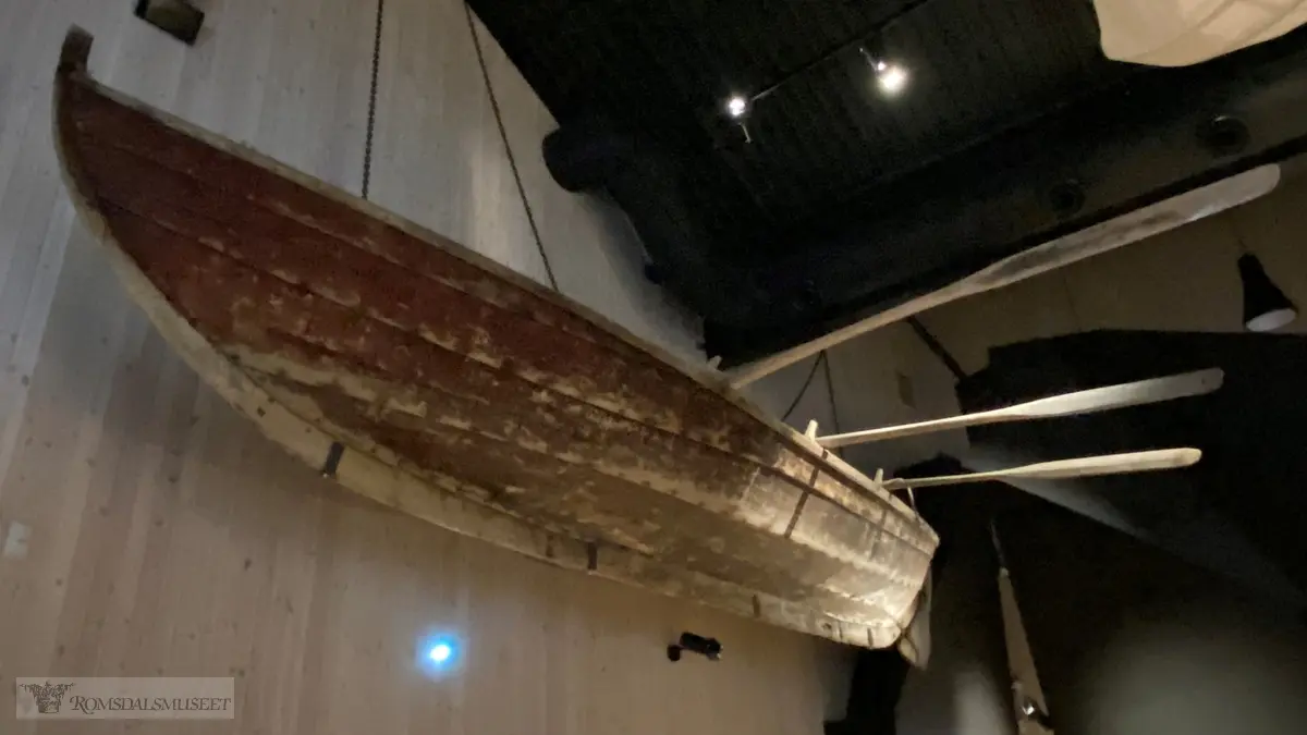 A: Båt
B-C: Åre, par
D-E: Åre, par
F-G: Åre, par
H: Åre
I: Rorkult
J: Ror
K-N: Tilje, 4 stk. 1 plikt eller plett (dialekt) i baug, 3 tiljer. M og N er i deler /fragmenter
O-Q: Tofte, 3 stk. 2 rette tofter og 1 U-formet benketofte i akter, kalt en sess (dialekt)