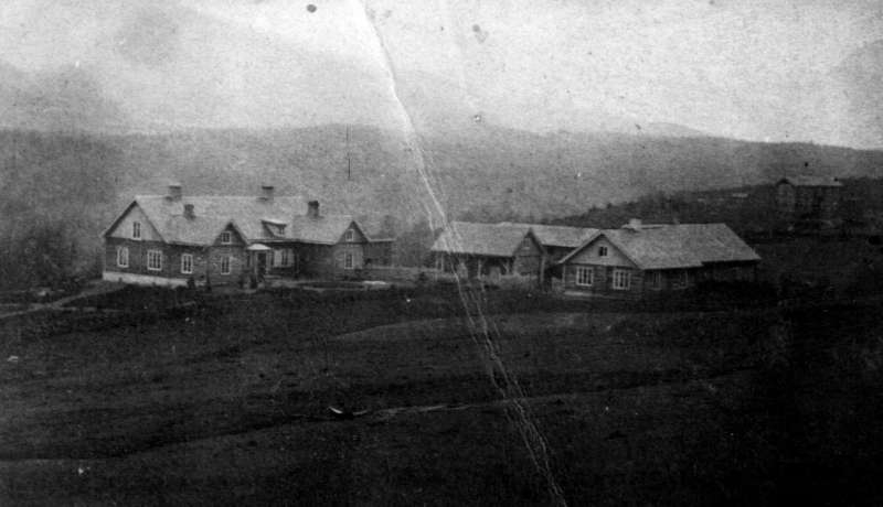 Harpefoss, Sør-Fron. Gårdstunet på Heggerud
