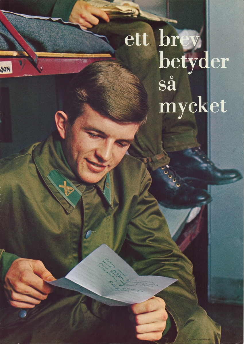 Man i uniform sittandes i en våningsäng läser ett brev.