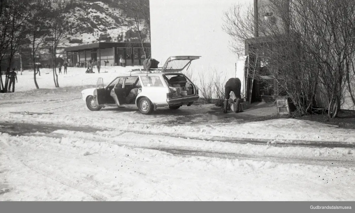 Prekeil'n, skuleavis Vågå ungdomsskule 1974-82
Bil ved smia. Opplasting for leirskule.