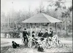 Västerås.
Grupporträtt vid paviljongen på Djäkneberget,1899.