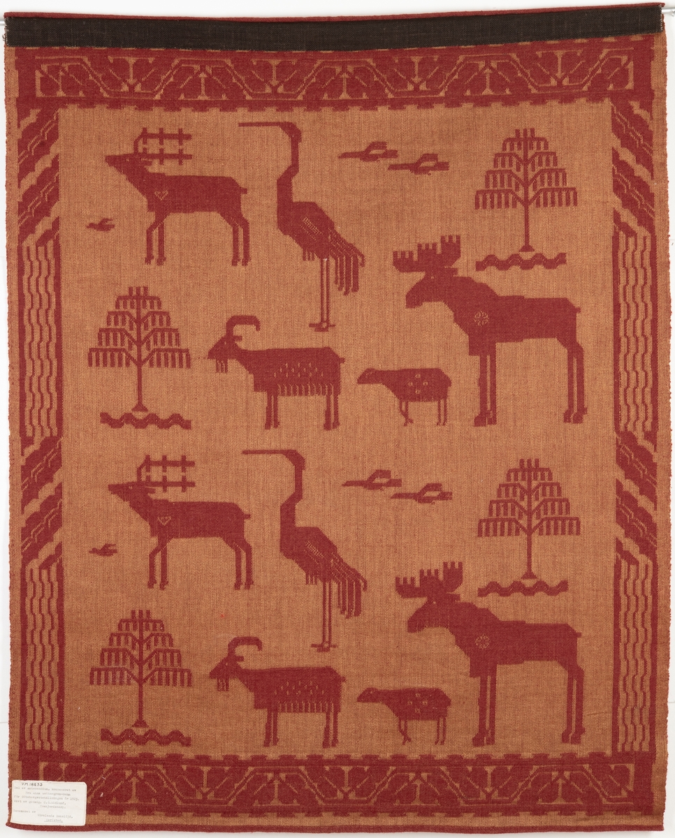 Antependium (del av) i lin och ylle. Röd botten med mönster i djur- och växtmotiv i gult. Mönsterbård runtom. Lin i varp, ylle i inslag. Teknik: "Satinbindn damast".