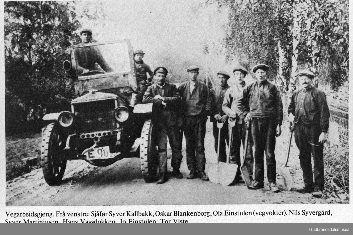 Vegarbeidsgjeng. Frå venstre: Sjåfør Syver Kallbakk, Oskar Blankenborg, Ola Einstulen (vegvokter), Nils Syvergård, Syver Martinusen, Hans Vassdokken, Jo Einstulen, Tor Viste.
Lastebilen reg. som E-90 står i Bilboken 1922 og 1925 t.o.m. 1930 av merket Federal. I 1922 med eier Lastebilen Otta-Skjaak, fra 1925 Ottadalen Kommunale Auto.

Vågåkalenderen 1982, utgjevar: Vågå Kameraklubb