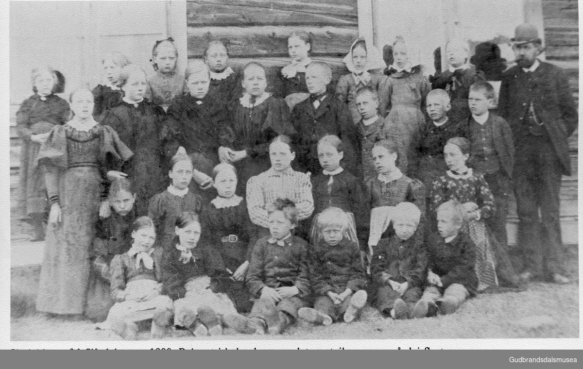 Skuleklasse frå Sjårdalen ca. 1900. 
1. Rannei Snerlebakken, 2. Ingrid Løken?, 3. Kari Flaten?, 4. Anna Kluften, 5 Marit Bråten Øvre, 6 Anne (Me)Sveen, 7 Mari (Me)Sveen, 8 ?, 9 Per Iversen, 10 Mari Bråtåhaugen, 11 Rønnaug Holbø, 12 Karen Holbø, 13 Kari Kluften, 14 Knut Olsen Haugen, 15 Ola Austrem?, 16 Ola Snerle, 17 Johs Nystugun, 18 Anne Ner-Bråtå, 19 Maria Flaten?, 20 Kristine Granrud, 21 Mari Flaten (Me-Sveen), 22 Anne Rugsveen (Ingebritsen), 23 Kari Kobbersletten, 24 Maria Flaten?, 25 Guri Jukulen, 26 Mari Sveen, 27 Anton Kluften, 28 Ola Kluften, 29 Mathias Flaten, 30 Johannes Holbø.   

Vågåkalenderen 1983, utgjevar: Vågå Kameraklubb