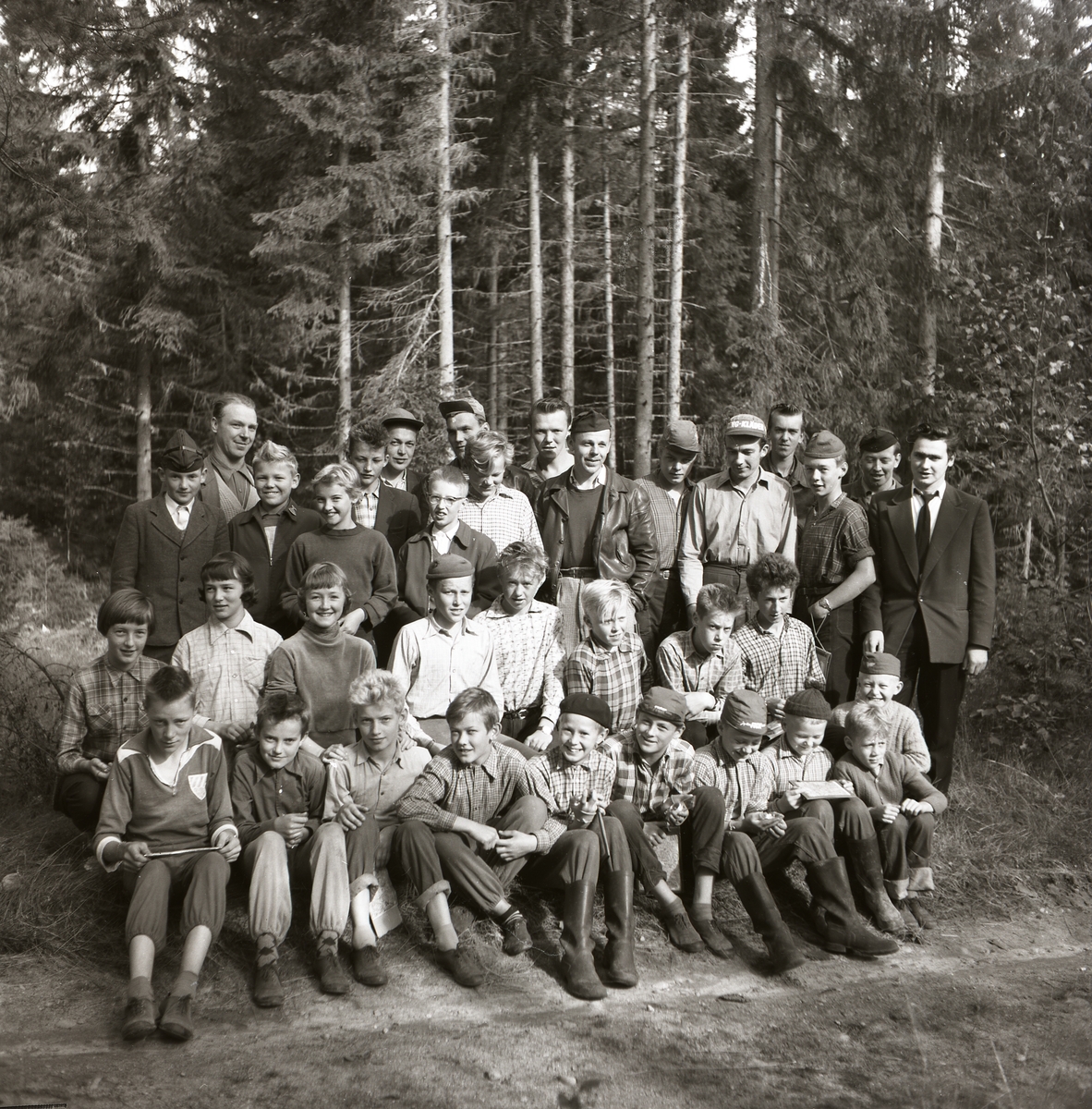 En grupp människor poserar intill skogen vid Hölesjön den 9 september 1956.