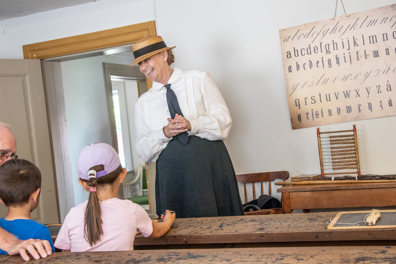 Tina Holmgren arbetar med att levandegöra historien i Gamla Linköping. Ett populärt inslag är "gammaldags skoldag" i skolmuseet, något som många Linköpingsbor testat på genom åren.