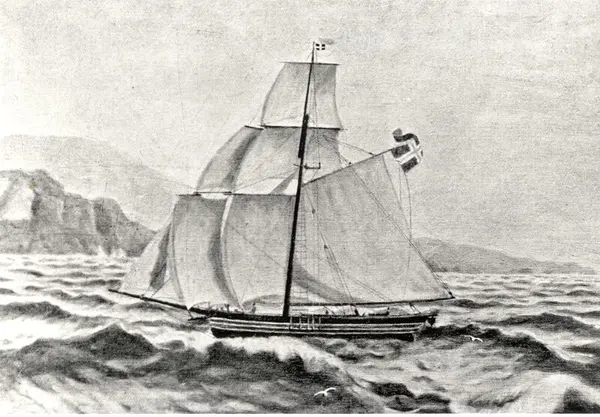 Skip under fulle seil på opprørt hav seiler mot venstre. Kystlinje i horisonten bak. Noen måker flyr i luften og over vannet.